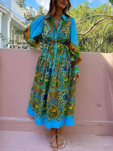 Langärmliges Kleid mit Cardigan und Schnürrevers im Ethno-Print